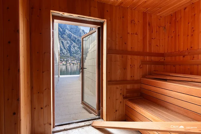 Eine luxuriöse dreistöckige Villa in erster Meereslinie in Kotor